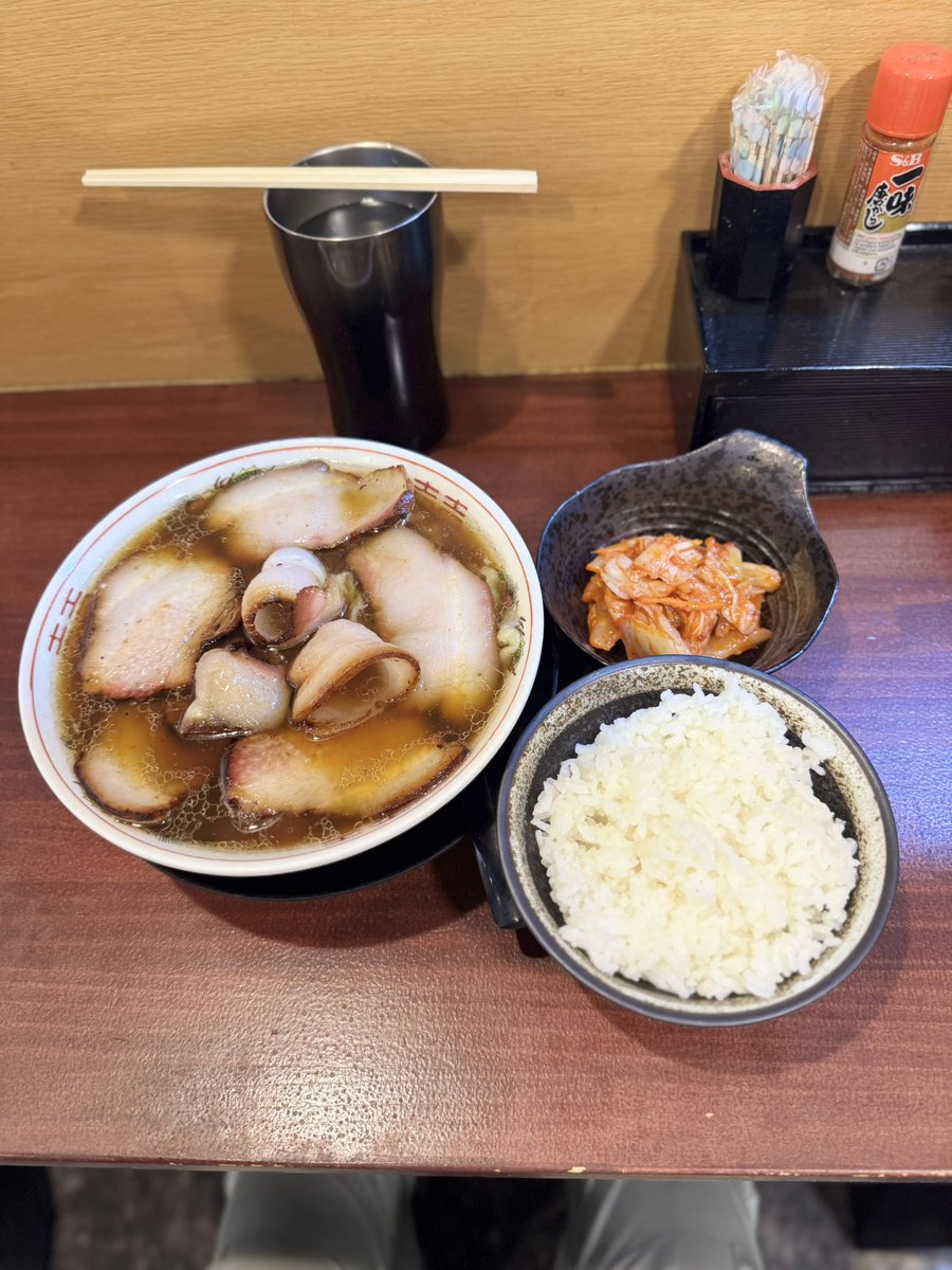 #超多加水純手打ち麺仁しむら
#炭火吊るし焼きﾁｬｰｼｭｰ麺
#ｷﾑﾁｾｯﾄ

豊潤な醤油と豚の旨味に燻香薫る豚脂の
甘味円やかなｺｸ深いｽｰﾌﾟ
独特なｺｼ…ﾂﾙﾂﾙﾓﾁﾓﾁの喉越し良い
不揃いの手打ち麺は瞠目に値する麺
今回ﾛｯﾄのは最高に美味しい出来
旨いが過ぎる
