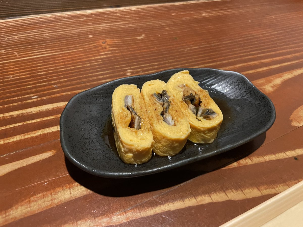 本日オープン、登米市佐沼の「昼どきうなぎ 五ヱ門」で、特上一本重＋満月たまご＋う巻き。

一尾丸ごと使った鰻重は外はパリッと、身はふっくらな関東風。
この豪華さで税込3300円は安すぎ！

仙台の「鰻・ひつまぶし 瓢箪」とメニュー内容は同じで、同じプロデュースぽいですね。