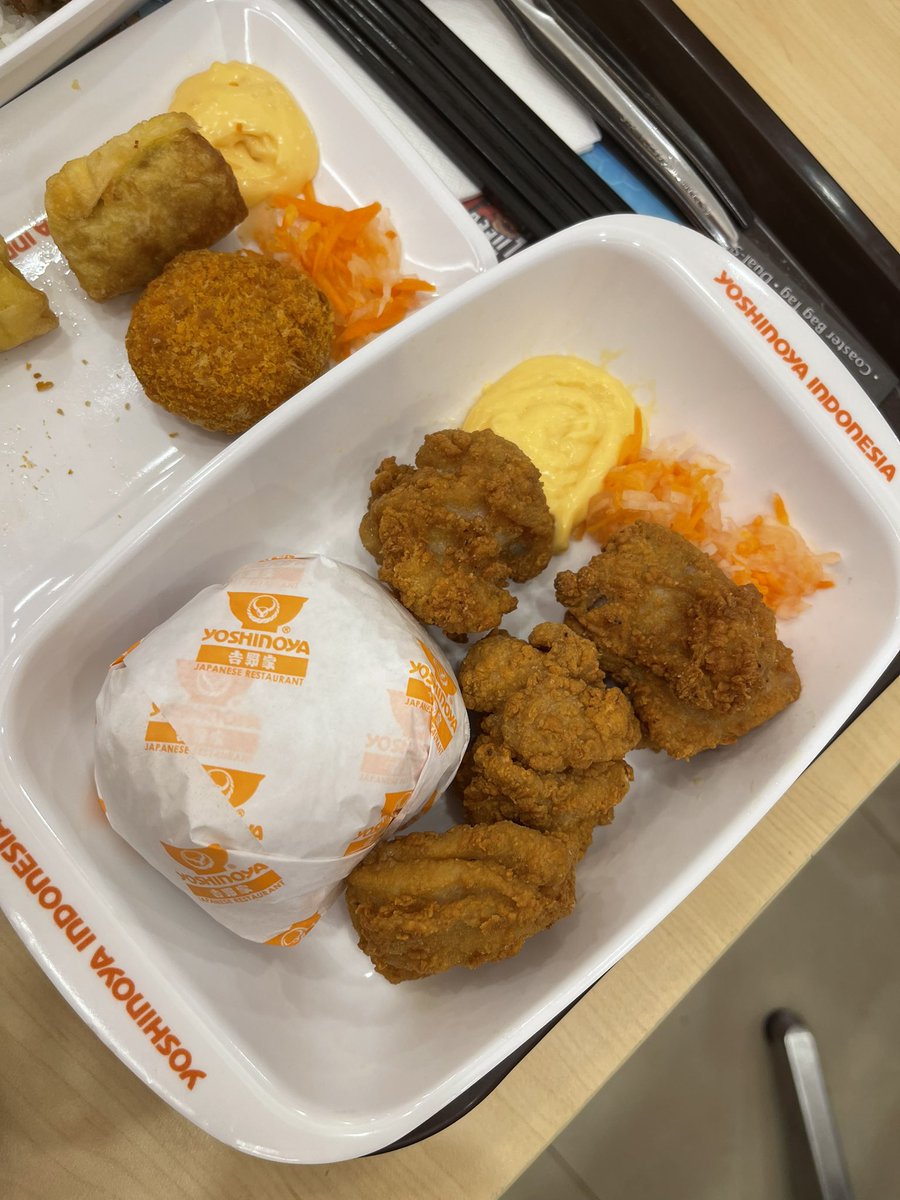 Berhasil makan yoshinoya seharga seblak, tapi sayang ga berhasil dapet sambel koreknya😭💔