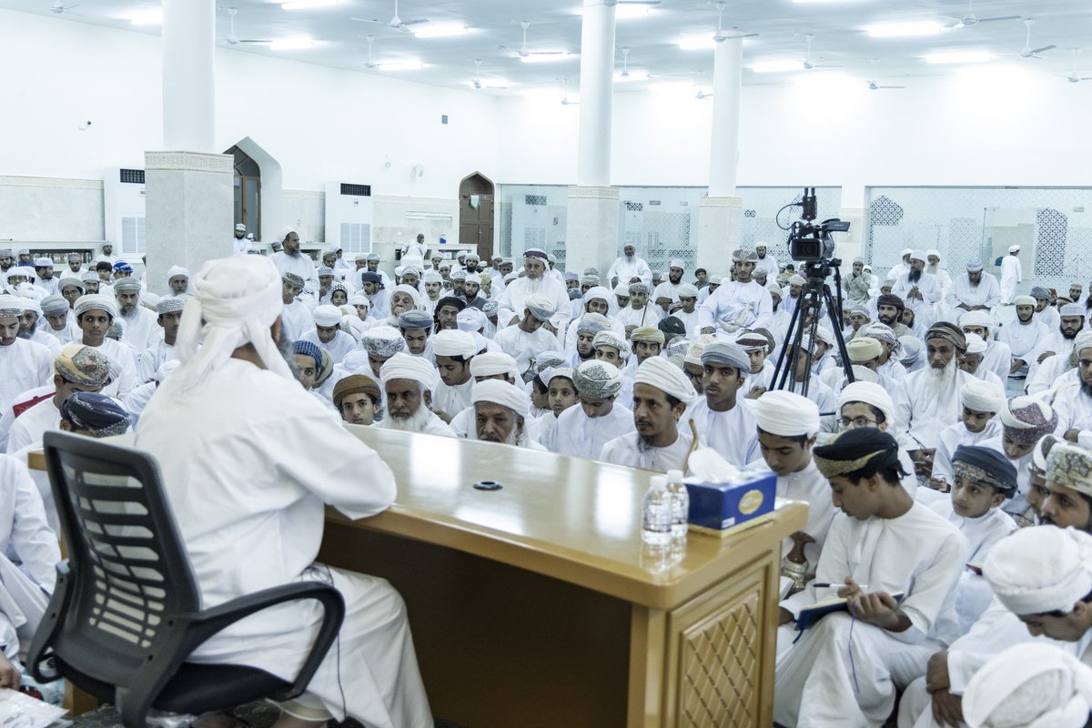 جانب من حضور طلاب #مركز_إبراء_العلمي درس الشيخ الدكتور عبدالله بن سعيد المعمري في جامع الفليج بولاية إبراء.