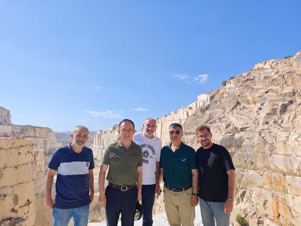 Dün Türkiye-Çin İş Geliştirme ve Destekleme Derneği <a href="/tc_isged/">Türkiye Çin İş Geliştirme ve Destekleme Derneği</a> Başkanı Sayın İhsan Beşer <a href="/beserihsan/">İhsan BEŞER</a> ile birlikte üye firmalarından Tureks Turunç Mermer'i <a href="/mstureks/">Tureks Turunç Madencilik A.Ş.</a> ziyaret ettik. Olağanüstü işçiliği yansıtan 100'e yakın renkten zarif tasarımlı mermer parçalarından gerçekten