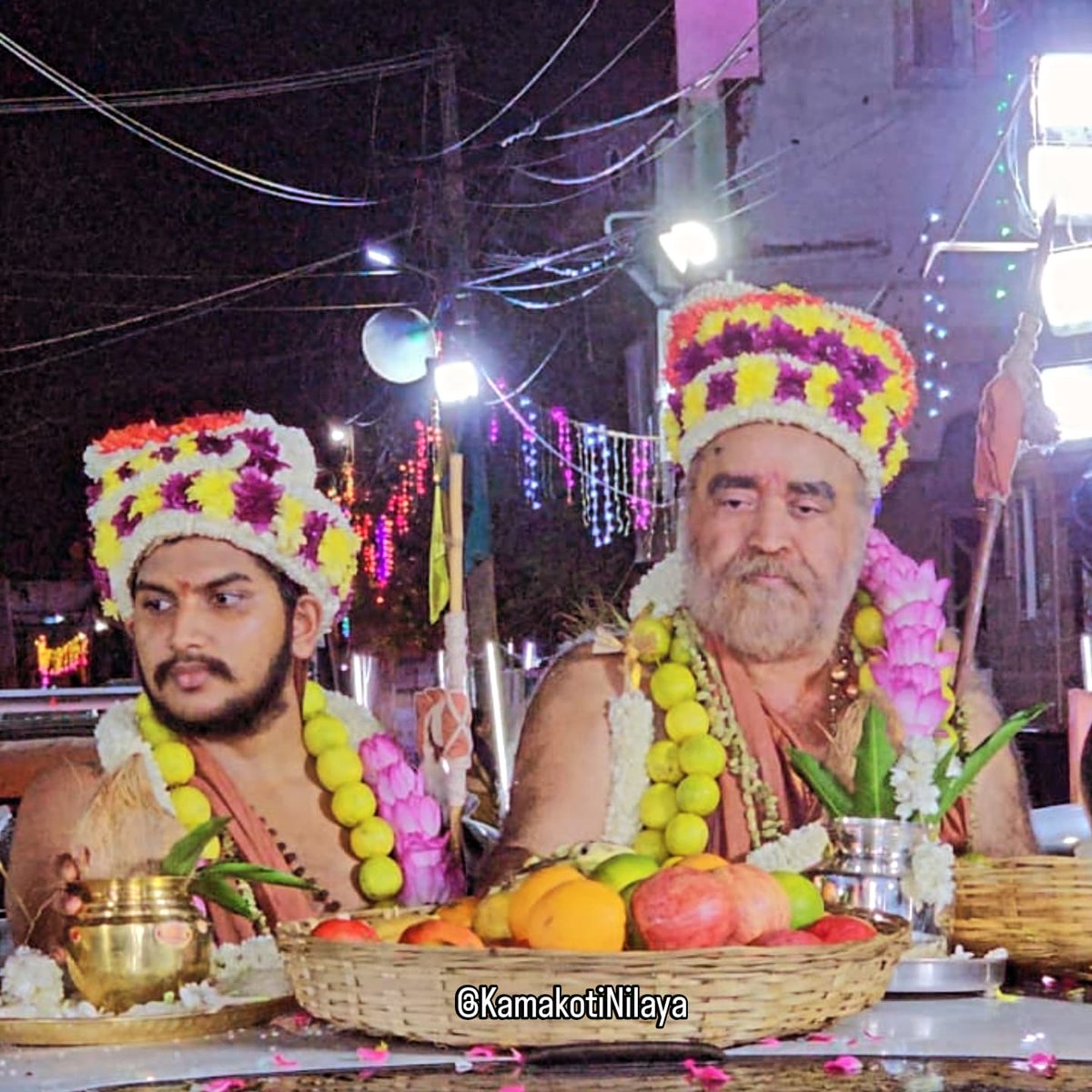 Ubhaya Jagadgurus of Moolamnaya Sarvajna Shri Kanchi Kamakoti Peetham Sri Shankara Vijayendra Saraswati Mahaswami ji and his Uttaradhikari sishya Sri Satya Chandrashekharendra Saraswati Mahaswami Ji were given a grand welcome by devotees at Thandalam.

Jaya Jaya Shankara 🙏
Hara