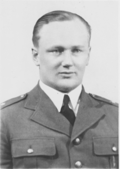 Greg_Slizewski's tweet image. 7 VII 1935 r. Jerzy Słoński-Ostoja z 5 PL ożenił się z Haliną Rojewską. Ponieważ nie otrzymał zgody na ślub od przełożonych, w kwietniu 1936 r. stanął przed sądem. Zasądzono mu trzy miesiące twierdzy, a jednocześnie skorzystano z ustawy o amnestii z 2 I 1936 r. i karę mu darowano