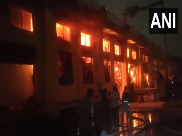 ani_digital's tweet photo. UP: Massive fire engulfs paper factory in Ghaziabad, no casualties

Read @ANI Story | https://t.co/Q3ZLq91gQK

#Ghaziabad #Fire #PaperFactory https://t.co/mBorzHwM3C