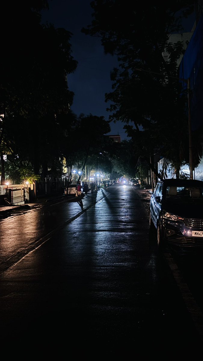 Karan162's tweet photo. None of the street lights on the stretch from Dheeraj Kirti building to Abrol Vastu Park in Evershine Nagar, Malad West have been working for over a month now. It’s pitch dark every night. @mybmc please look into this urgently. #evershinenagar #maladwest #streetlight https://t.co/sARsIpocJr