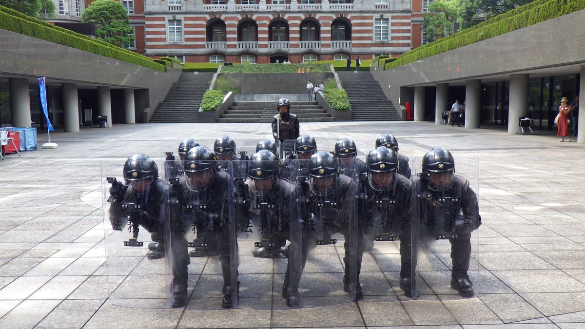 MOJ_HOUMU's tweet image. 【法務省こども霞が関見学デー イベント⑬】
#特別機動警備隊 のかっこいい車両が登場🚗
本物の隊員と #訓練 したり、#装備品 に触れるチャンス!
みんなであそびにきてね♪
詳細👉moj.go.jp/hisho/kouhou/h…
#こども見学デー #夏休み #矯正局