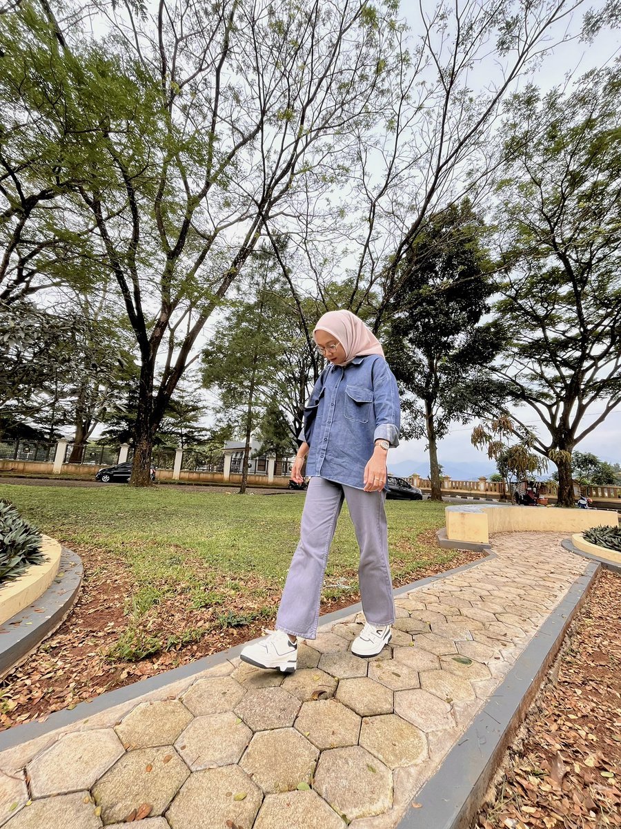 Gak nyampe 100rb tapi kualitasnya bagus banget. Sizenya juga lengkap dr 27-34 , pilihan warnanya juga banyak yaa kalau aku pake yg warna loose abu size 30 👌 

Bb/tb 52/160 ukurannya bener bener panas cuttingannya juga yg model loose jeans gt yaaaa