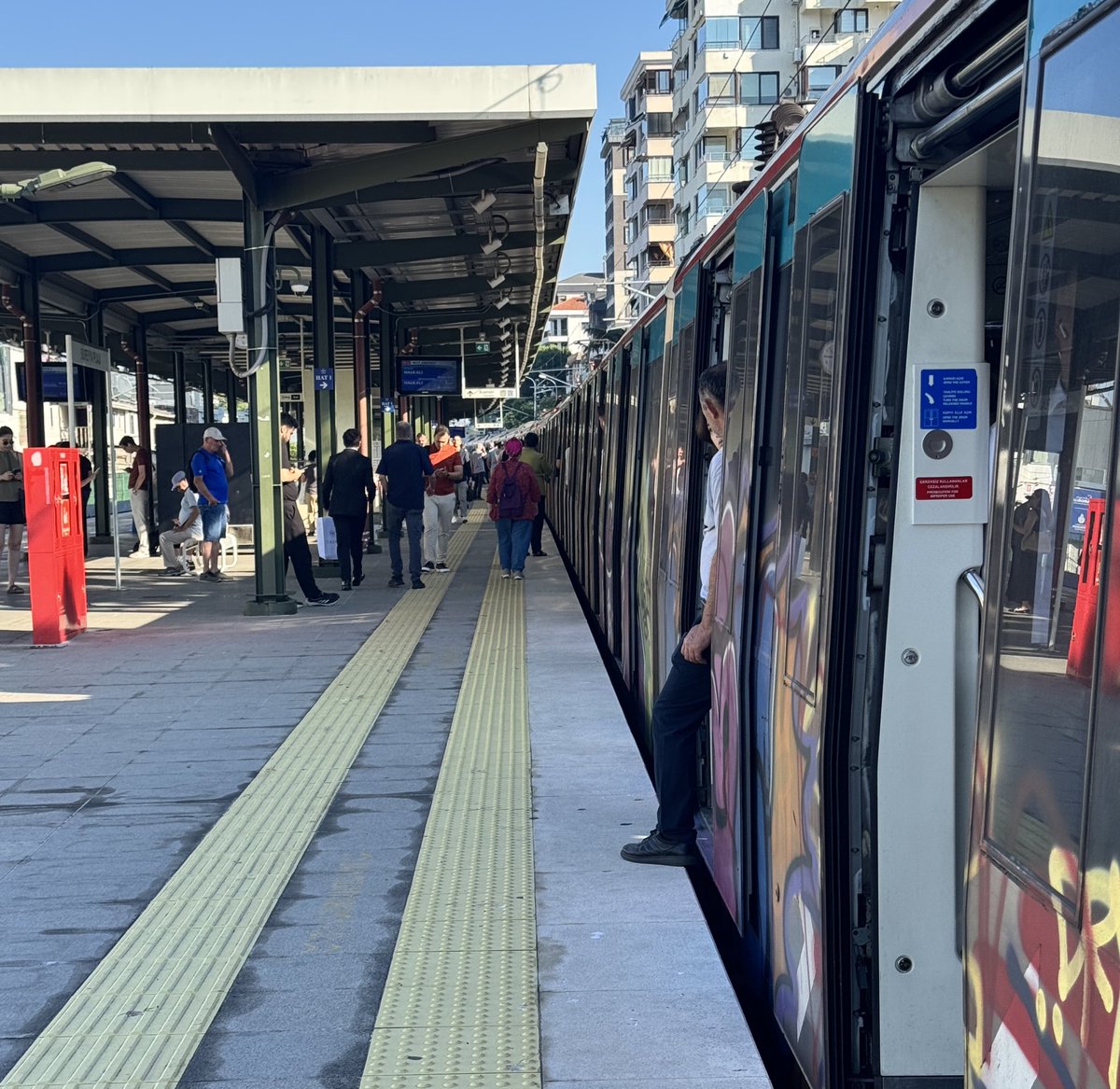 fnuurm's tweet photo. 45 dk boyunca insanları bekledik mağdur etmenin mantıklı bir açıklaması var mı acaba ???
Sürekli aynı rezillik biz sürekli sizin aksamalarınız yüzünden işlerimize geç mi kalmak zorundayız ?  
#marmaray https://t.co/iJBFWDz0do