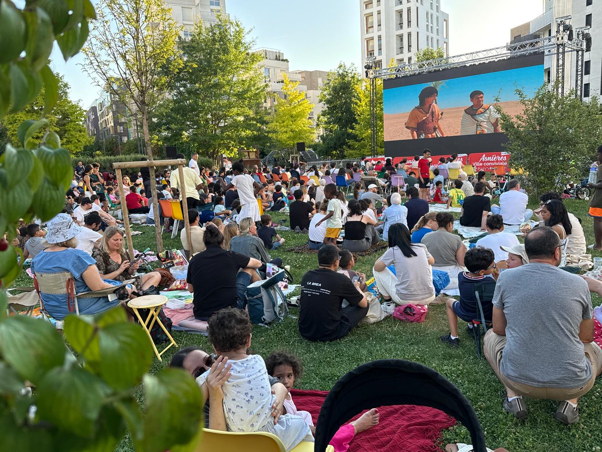 ❗Cinéma en plein air 

Assis sur le gazon, pour passer un bon moment en famille. 
Tout simplement. 
#Asnières ville conviviale.