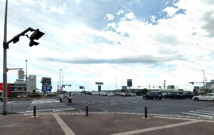 【交通事故多発交差点🚗】
ここは大分市内の #宮崎交差点！ 
国道10号の右折レーンは、上下線とも２車線あり。
車両同士の追突・接触、横断歩道での自転車・歩行者との衝突事故に注意！
交通量の多い交差点では、慌てず、急がず、ご安全に！👮
#大分県警察 #大分南警察署