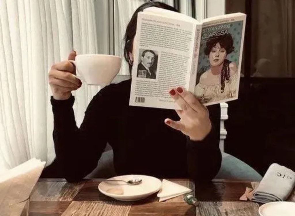 …………..🎶🌸

أنا الحضور .اللي مايشبه للغياب
و أنا الغياب اللي شعر به من حضر…

لا جيت مثل المزن في عرض السحاب
و غيري  سحاب،،مايجي منه مطر…🌧️

وبس والله..