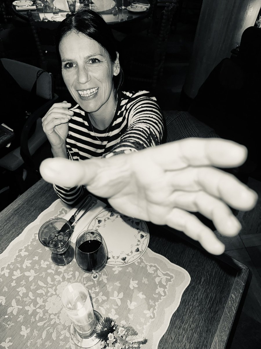 ElGabineteDeLas's tweet image. ¡¡¡HOY ES MI CUMPLE!!! Qué maravilla es cumplir años. Me alegro de seguir queriendo tener la mirada de un niño aún sabiendo lo que sé, me alegra seguir teniendo entusiasmo por todo, me alegra seguir queriendo aprender, me alegra intentar ser mejor. Feliz cumple a mí.