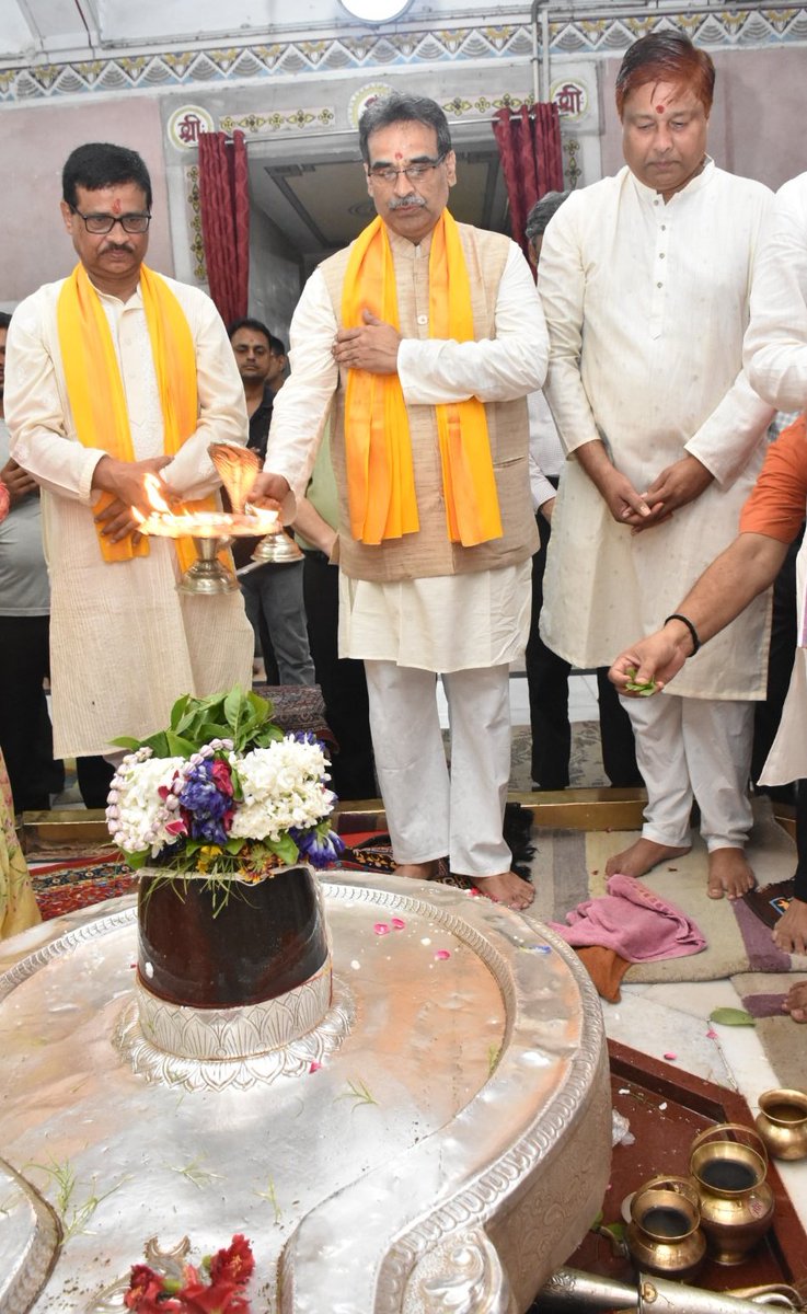 VCofficeBHU's tweet image. श्री विश्वनाथ मंदिर, बीएचयू परिसर में नये शैक्षणिक सत्र 2025-26 के शुभारम्भ के अवसर पर मा. कुलपति प्रो संजय कुमार जी के साथ सभी संकायों के प्रमुख, कुलसचिव, छात्र अधिष्ठाता, आरक्षाधिकारी व शिक्षकों ने भगवान महादेव जी का रूद्राभिषेक कर विश्वविद्यालय के लिए मंगल कामना की।