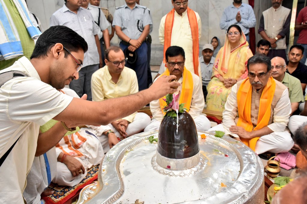 VCofficeBHU's tweet image. श्री विश्वनाथ मंदिर, बीएचयू परिसर में नये शैक्षणिक सत्र 2025-26 के शुभारम्भ के अवसर पर मा. कुलपति प्रो संजय कुमार जी के साथ सभी संकायों के प्रमुख, कुलसचिव, छात्र अधिष्ठाता, आरक्षाधिकारी व शिक्षकों ने भगवान महादेव जी का रूद्राभिषेक कर विश्वविद्यालय के लिए मंगल कामना की।