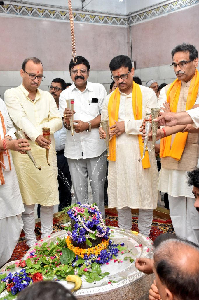 VCofficeBHU's tweet image. श्री विश्वनाथ मंदिर, बीएचयू परिसर में नये शैक्षणिक सत्र 2025-26 के शुभारम्भ के अवसर पर मा. कुलपति प्रो संजय कुमार जी के साथ सभी संकायों के प्रमुख, कुलसचिव, छात्र अधिष्ठाता, आरक्षाधिकारी व शिक्षकों ने भगवान महादेव जी का रूद्राभिषेक कर विश्वविद्यालय के लिए मंगल कामना की।
