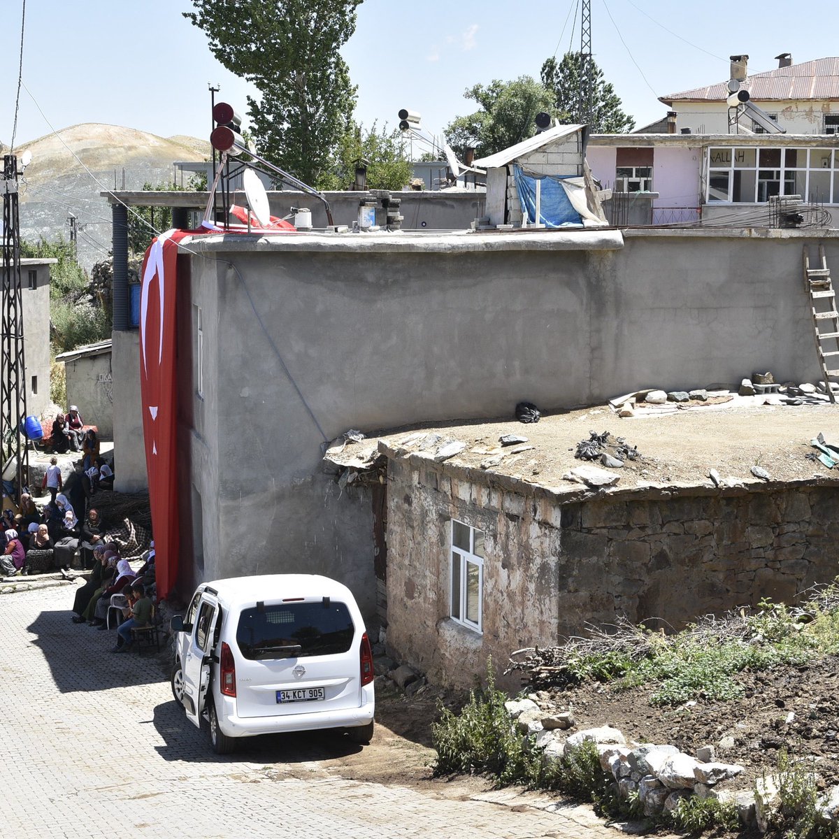 Şehit Piyade Sözleşmeli Er Celalettin Uyanık'ın Bitlis'teki baba ocağına Türk bayrağı asıldı.