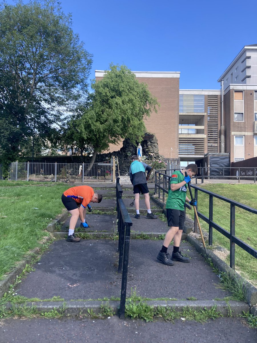 artilleryyc's tweet image. Lads were out this morning and cut the grass and cleared the weeds around the grotto. Had them using petrol lawnmowers for the first time. People stop to chat and one fella bought them tins of juice and biscuits…