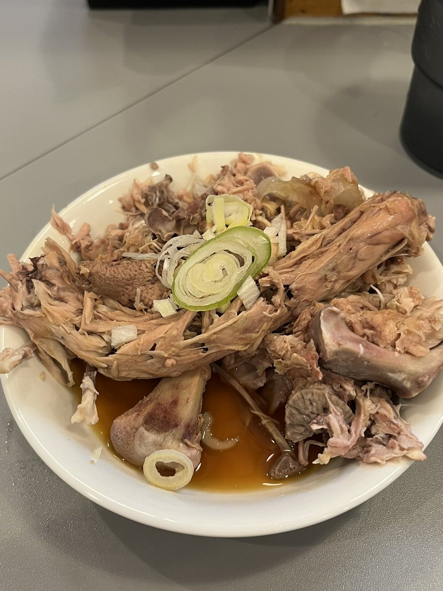 MoFireThanFlame's tweet image. 昼近くまで飲みちぎって、勢いで昼営業のみの行列店へ。これは定期的に食べたくなる。運良くサービス鶏ガラにもありつけた。

塩、まぜそば、冷やし中華、冷やしラーメン、どれも頼んでみたい。