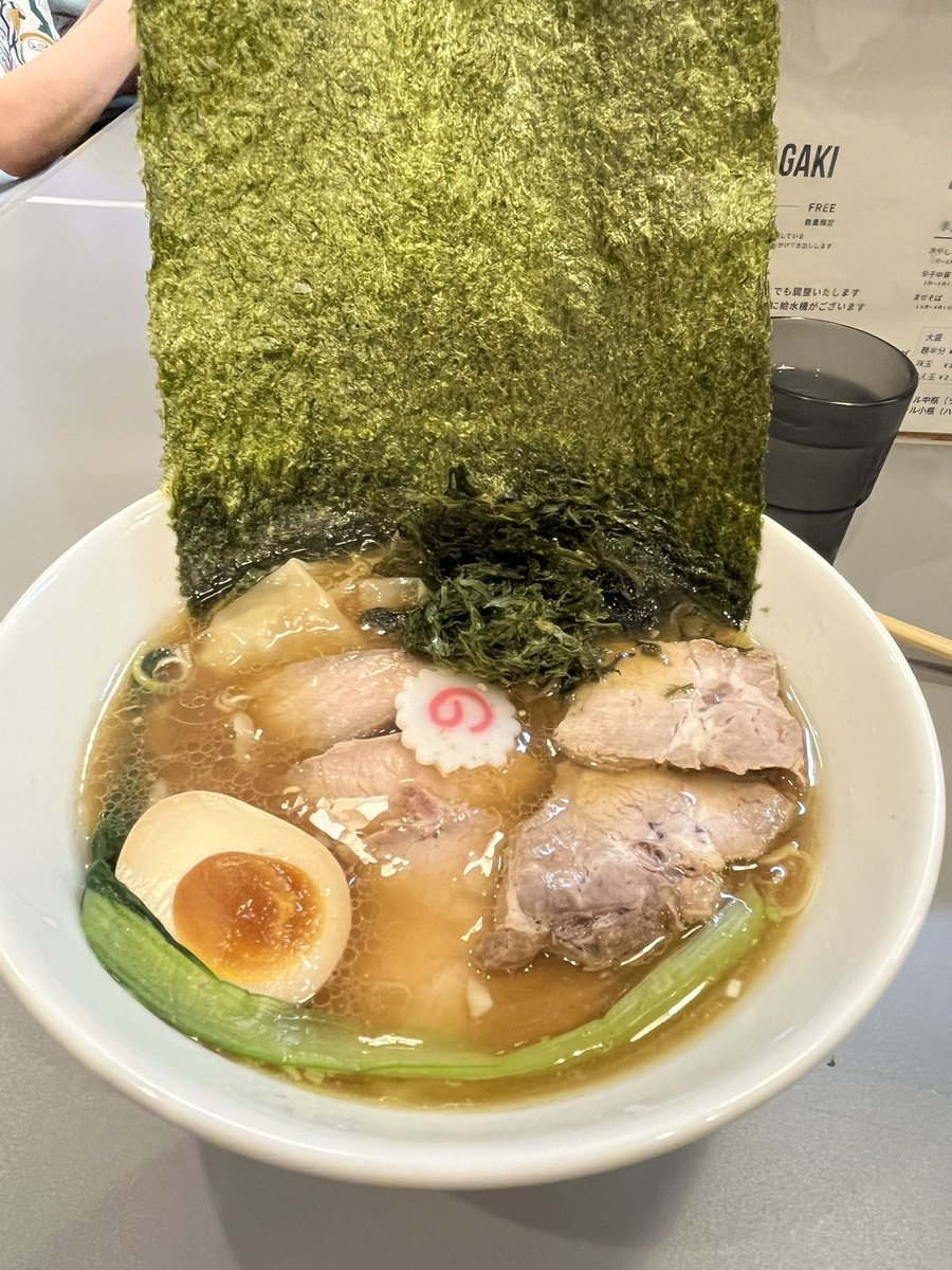 MoFireThanFlame's tweet image. 昼近くまで飲みちぎって、勢いで昼営業のみの行列店へ。これは定期的に食べたくなる。運良くサービス鶏ガラにもありつけた。

塩、まぜそば、冷やし中華、冷やしラーメン、どれも頼んでみたい。