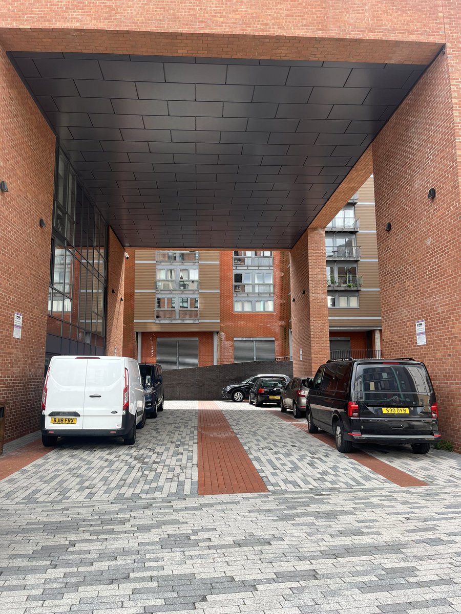 badlyparkedbrum's tweet image. New signs don’t seem to be helping. Maybe we should all ring the number to tell them. Thanks for the submission. ✌️