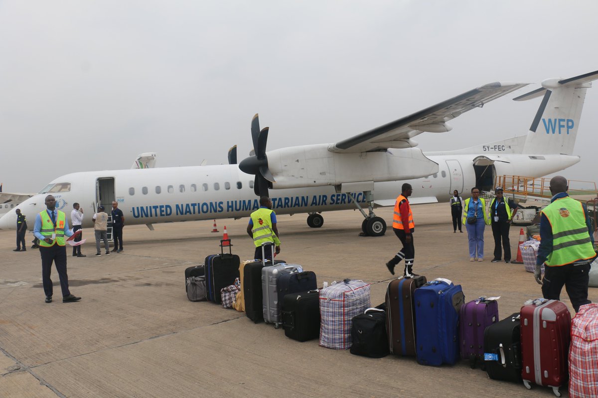 PamCongo's tweet image. On Saturday, 61 Central African refugees returned home from Brazzaville to Bangui 🇨🇫 on a @WFP_UNHAS humanitarian flight chartered by @WFP in the Republic of Congo ✈️.
This voluntary repatriation was organised in collaboration with @UNHCRCongo. #LeaveNoOneBehind