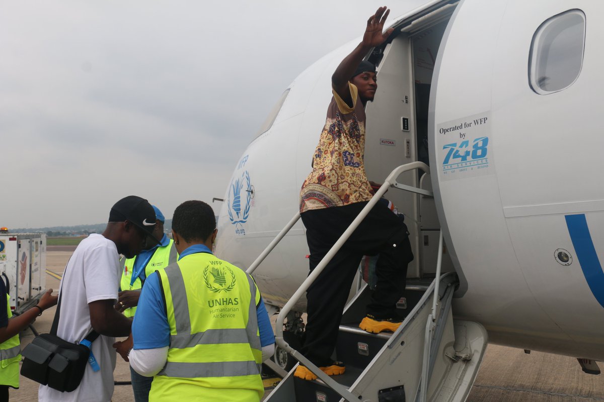 PamCongo's tweet image. On Saturday, 61 Central African refugees returned home from Brazzaville to Bangui 🇨🇫 on a @WFP_UNHAS humanitarian flight chartered by @WFP in the Republic of Congo ✈️.
This voluntary repatriation was organised in collaboration with @UNHCRCongo. #LeaveNoOneBehind