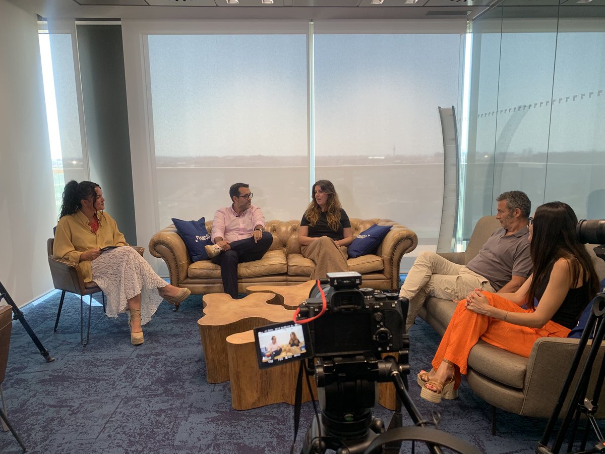 mkdirecto's tweet image. Hoy estamos grabando otro de nuestros episodios junto a @marco_agency de la serie #BeyondCommunication 🙌🏻

Esta vez sobre #BrandedContent con marcas como @Fini_golosinas @preunidos #HYPE #CarmelaProduce ✨