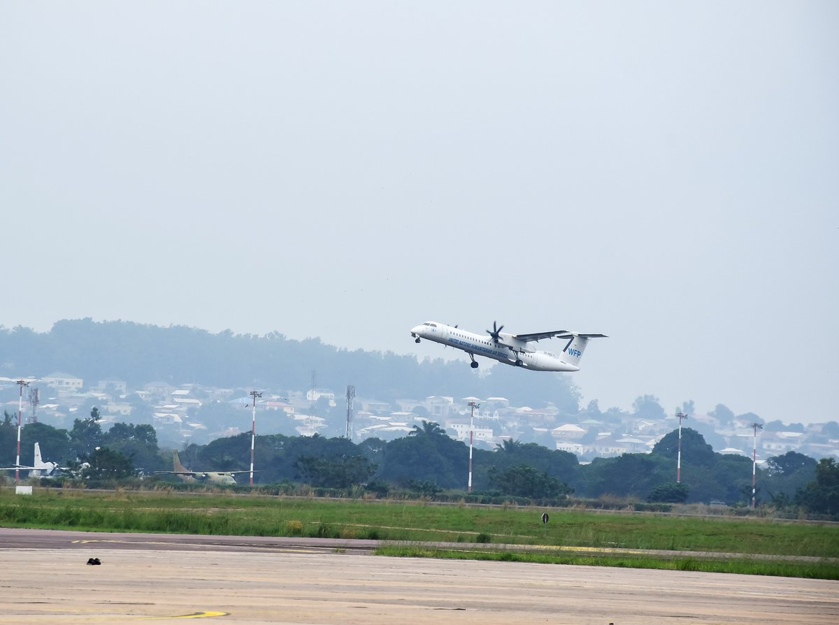 PamCongo's tweet image. On Saturday, 61 Central African refugees returned home from Brazzaville to Bangui 🇨🇫 on a @WFP_UNHAS humanitarian flight chartered by @WFP in the Republic of Congo ✈️.
This voluntary repatriation was organised in collaboration with @UNHCRCongo. #LeaveNoOneBehind