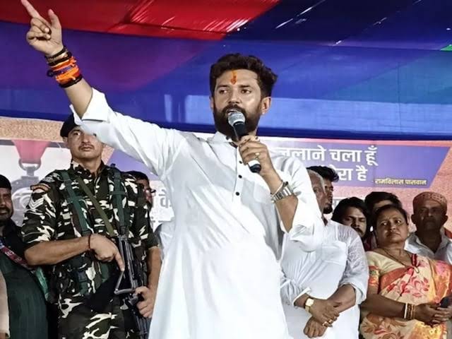 Swatitiwarie's tweet image. 2020 बिहार विधानसभा चुनाव में @iChiragPaswan की वजह से राजद को 12 सीटों का नुकसान हुआ और वहीं कांग्रेस को 10 सीटों का. CPI(ML)(L) के हिस्से की भी 2 सीटें लोजपा ले डूबी थी.इस बार अगर चिराग 243 सीटों पर लड़ते हैं तो महागठबंधन सकते में आ सकता.#चिराग_का_नवसंकल्प #आईना_देखो_कांग्रेस