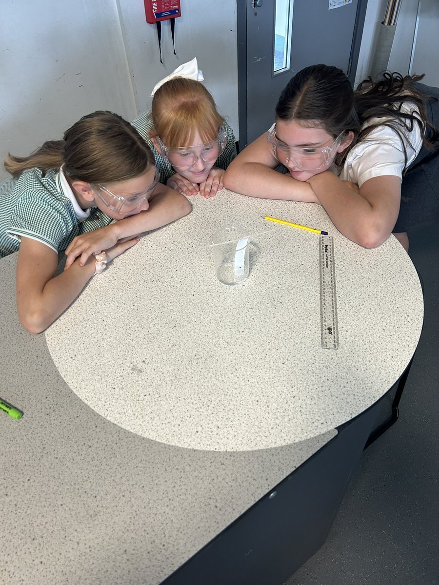 MrAbnett01's tweet image. Science next! Chromatography lesson in progress! 🧫@PoppyfieldSch