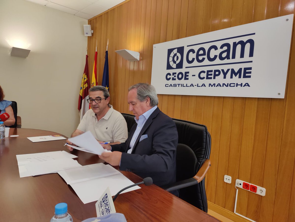 EAPNclm's tweet image. 👉Acudimos a la firma del Convenido de la @TercerSectorCLM y @_CECAM para marcar ☑️ la casilla de fines sociales del impuesto sobre sociedades