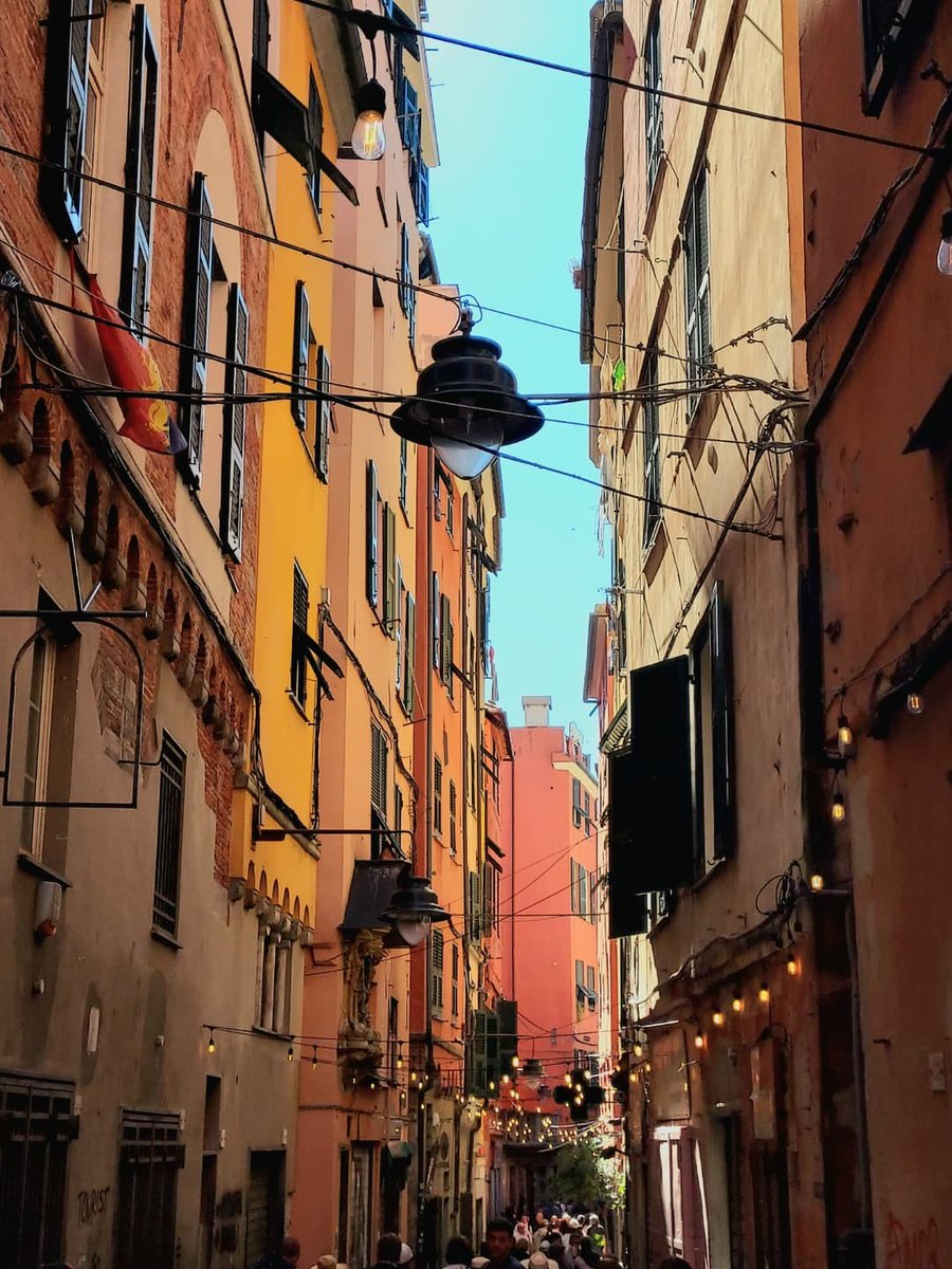 🌫️ Tra luce e ombra, scopri l'anima segreta di #Genova.
Nei caruggi, i vicoli stretti che si intrecciano come fili di memoria, ogni angolo racconta una storia.

Perditi per ritrovarti.
Vieni a viverli, non solo a visitarli.

📸 Via IG @viajerodepueblo