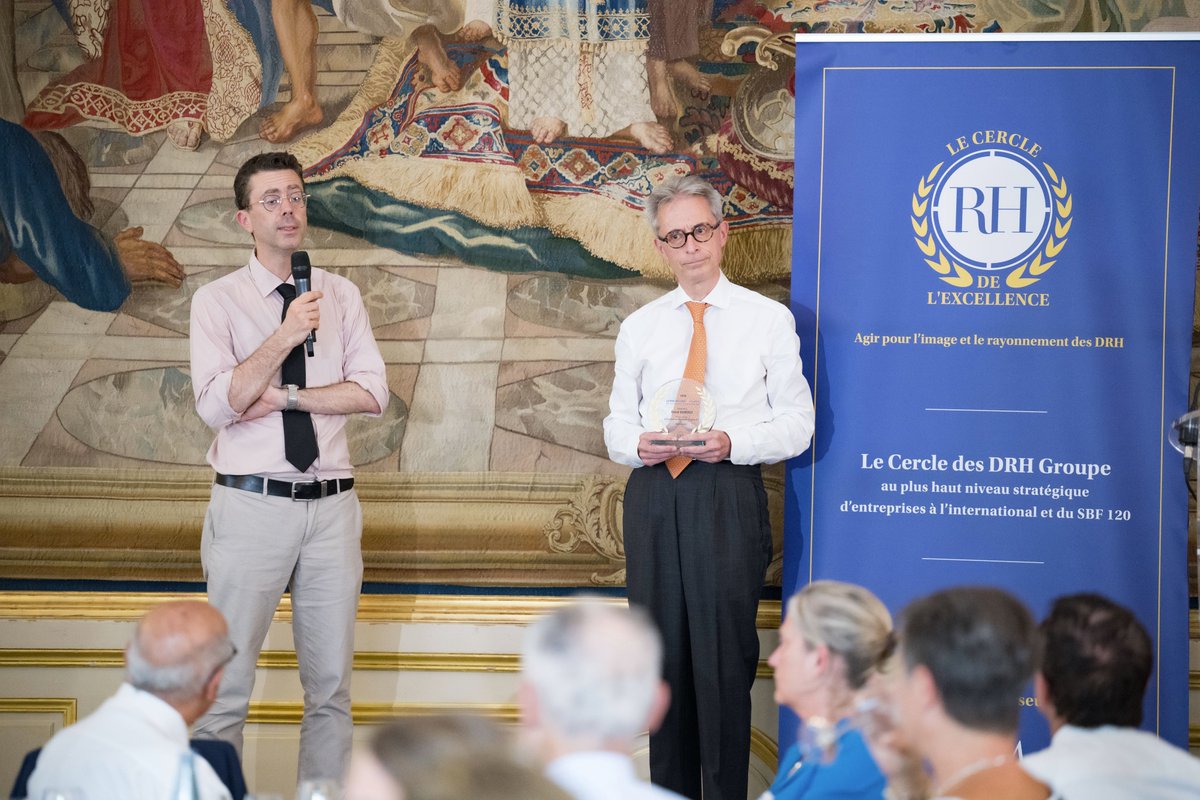 Un grand honneur pour moi de succéder ainsi à <a href="/nbouzou/">Nicolas Bouzou</a>  dont je partage le goût de la vérité sans euphémisme ni sourdine.

Merci également à <a href="/TimotheGuilloti/">Timothé Guillotin</a>, mon éditeur et fondateur de NOVICE qui a eu le courage de publier mon manuscrit quand tous les autres le refusaient.