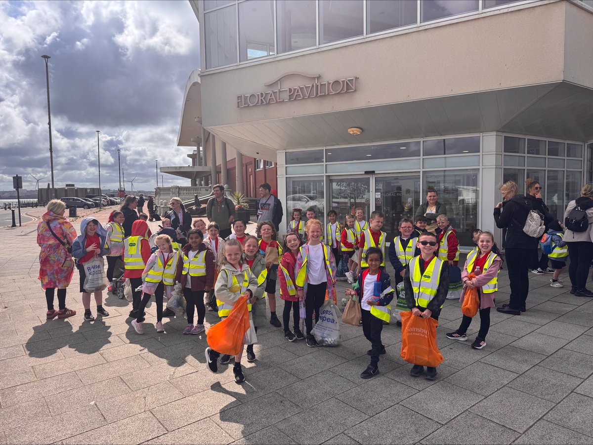 Y1 and 2 have arrived in New Brighton for their day-trip, and the sun has even come out!