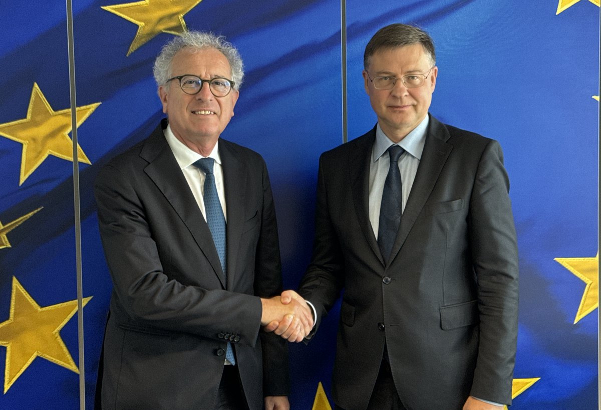 ESM_Press's tweet image. Good meeting between ESM MD @pierregramegna and Commissioner @VDombrovskis to discuss current global challenges and how to further strengthen the cooperation between the ESM and the @EU_Commission in these turbulent times.