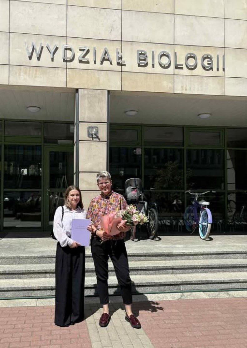Institute of Evolutionary Biology UW (@ibe_warszawa) on Twitter photo Big congratulations to our student, Maria Furman, who wonderfully defended her master's degree today - with purpose and distinction! 🥳🥳
In the photo with her proud supervisor <a href="/AOkrasinska/">Alis Okrasińska</a> Big congratulations to our student, Maria Furman, who wonderfully defended her master's degree today - with purpose and distinction! 🥳🥳
In the photo with her proud supervisor <a href="/AOkrasinska/">Alis Okrasińska</a>