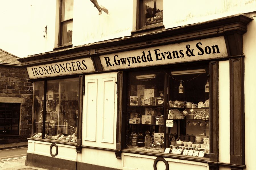 LachlanMain's tweet image. PWLLHEI 2025.
For all your Ironmonger needs On Gaol Street. 
#Pwllhelli #shopfront #streetphotography #shoplocal #ironmonger #Wales