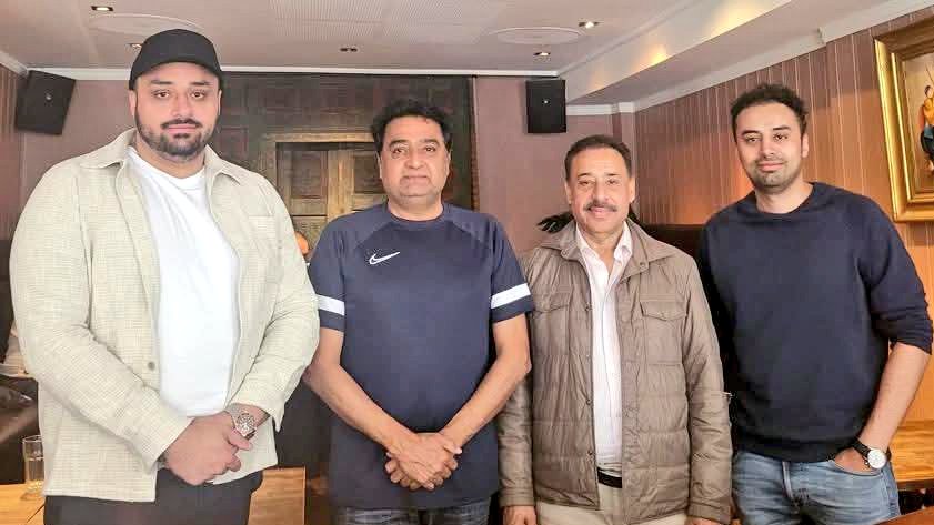 Nadeem Asghar kaira (@nadeemkaira1) on Twitter photo ناروے میں چوہدری جاوید دینا چک اور ان کے صاحبزادگان چوہدری بلال اور چوہدری بابر کے ساتھ خوبصورت ملاقات۔
دیارِ غیر میں اپنے لوگوں سے ملنا ہمیشہ خوشی کا باعث ہوتا ہے۔
<a href="/BBhuttoZardari/">BilawalBhuttoZardari</a> <a href="/QamarKairaPPP/">Qamar Zaman Kaira</a> ناروے میں چوہدری جاوید دینا چک اور ان کے صاحبزادگان چوہدری بلال اور چوہدری بابر کے ساتھ خوبصورت ملاقات۔
دیارِ غیر میں اپنے لوگوں سے ملنا ہمیشہ خوشی کا باعث ہوتا ہے۔
<a href="/BBhuttoZardari/">BilawalBhuttoZardari</a> <a href="/QamarKairaPPP/">Qamar Zaman Kaira</a>