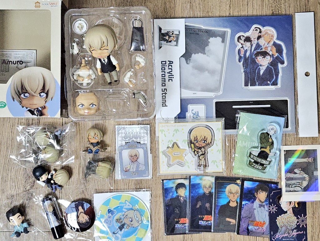 곧 이사를 가게 될 것 같아서 굴러다니는 굿즈 처분이 시급한 관계로... 동기조 아무로 위주 히로미츠 아카이 등~ 사진 상의 굿즈들 관심 있으신 분 계실까요? 가격문의는 디엠 주시면 답장 드리겠습니다! 다수 구매시 덤도 많이...

+) 타래 아카아무 회지도(국내, 일어 포함) 판매합니다

 #코난장터