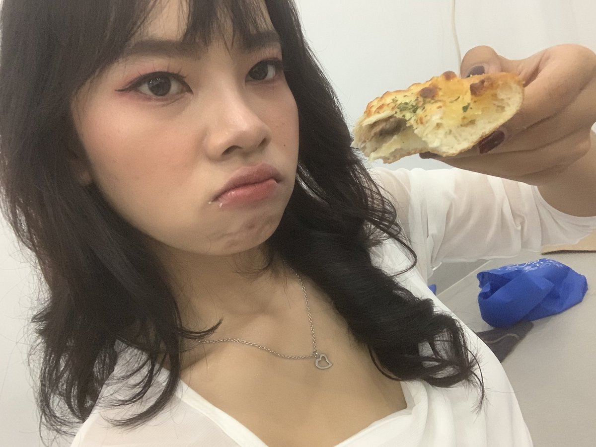 sofiaotherver's tweet photo. pizza dari kak you! (maaf belepotan) https://t.co/jfeUgRemnv