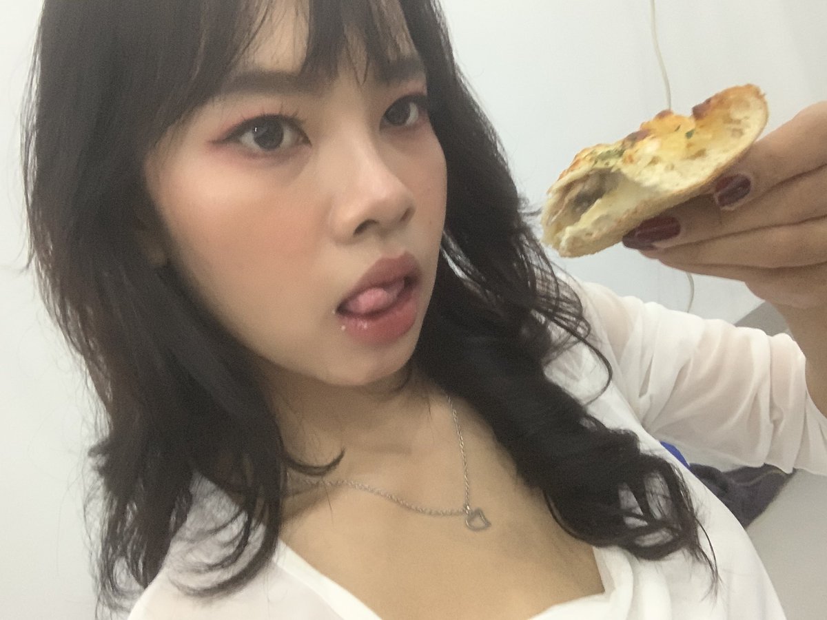 sofiaotherver's tweet photo. pizza dari kak you! (maaf belepotan) https://t.co/jfeUgRemnv