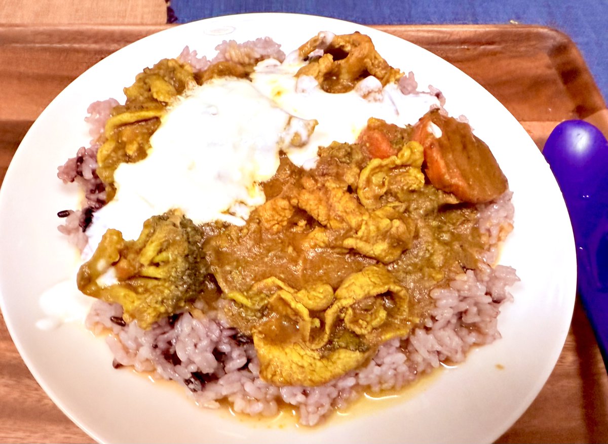 ぱぱっとカレー🍛
カレーパウダー常備あると便利だけど辛すぎてヨーグルトon🥄