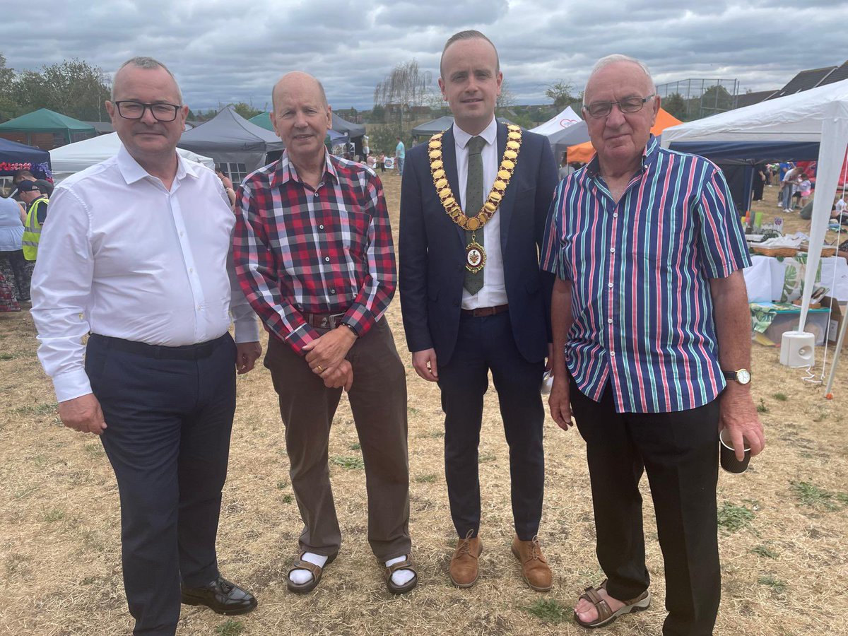 LeeBarronMP's tweet image. It was great to go along and show my support to Oakley Fest over the weekend.
It was a brilliant community event for local residents and joined by the Mayor who conducted his choir for a couple of songs.
A good day was had by all.
#corby #eastnorthamptonshire