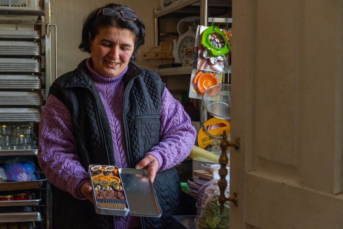EUinGeorgia's tweet image. 🇪🇺 🇬🇪From childhood memories to entrepreneurship!
Ekaterine Khutkubia from Samegrelo turned her love for fruit preserves into a thriving business — with EU & Sweden’s support. 🧀🍓
Now she inspires others with her innovation & resilience.
👉 bit.ly/4lJbiGj