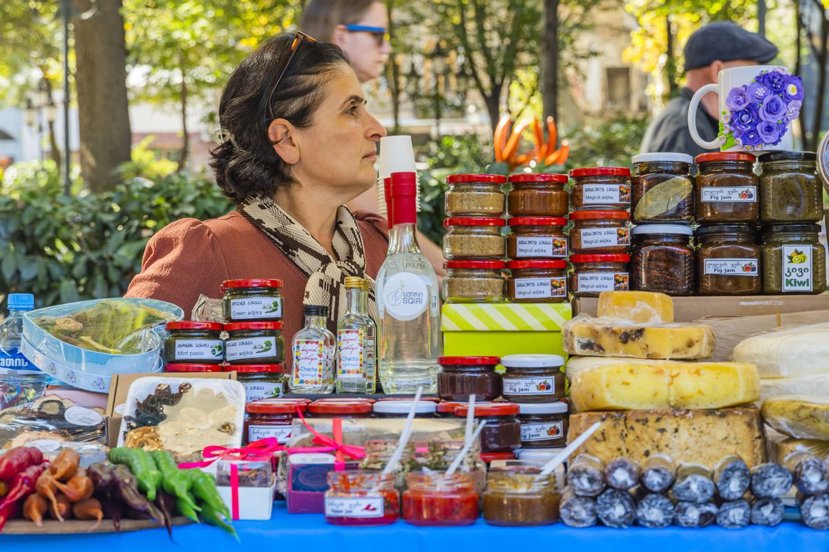 EUinGeorgia's tweet image. 🇪🇺 🇬🇪From childhood memories to entrepreneurship!
Ekaterine Khutkubia from Samegrelo turned her love for fruit preserves into a thriving business — with EU & Sweden’s support. 🧀🍓
Now she inspires others with her innovation & resilience.
👉 bit.ly/4lJbiGj