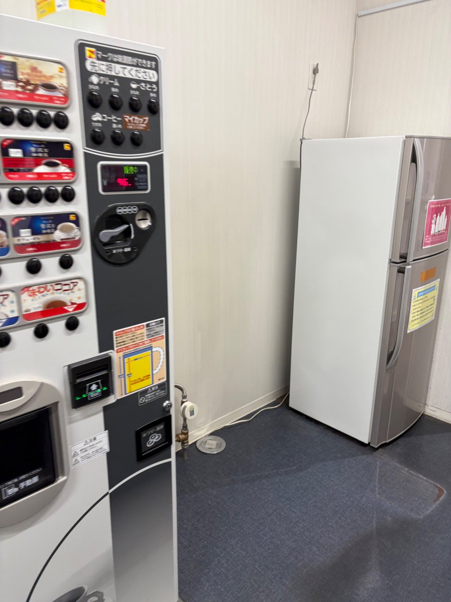 tuburech's tweet image. 院内コンビニが閉まって、出張販売所的な立ち位置だった医局のでっかい自販機も撤去された　#フォトエッセイ　#diaryofasinkingship #acryforhelp