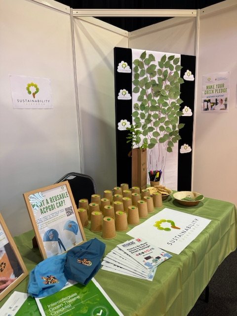 ACPGBI's tweet image. 🌿 A huge shoutout to @EmmaVCarrington for championing sustainability at #ACPGBI2025
An inspiration to us all to make a difference, one step at a time! 🌍💚
Big thanks to @MedicusCaps for the amazing scrub caps! 🙌💚
👉 medicuscaps.com/products/acpgb…
#Sustainability #GreenSurgery