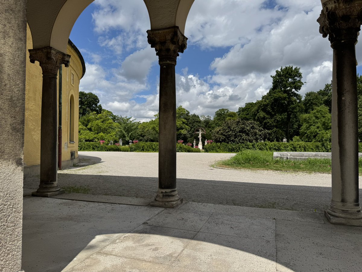 WolfgangFRothe's tweet image. Heute drei Begräbnisse unmittelbar hintereinander.
#Tod #Trauer #Abschied #Begräbnis #Trauerfeier #Beisetzung #Friedhof #Westfriedhof #München