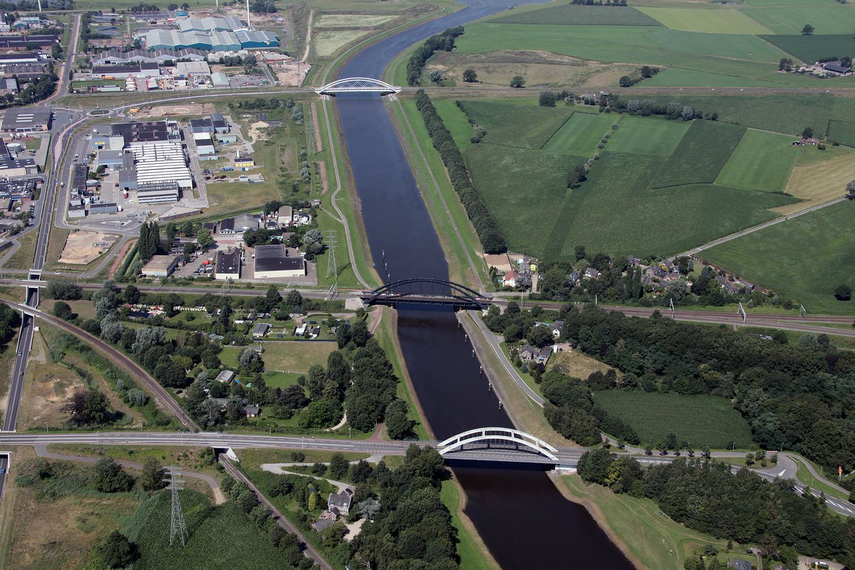 Rijkswaterstaat voert onderhoud uit aan de Grensbrug over het Twentekanaal. De brug is daarom voor alle verkeer afgesloten van maandag 21 juli t/m woensdag 30 juli. Volg de borden voor de omleidingsroutes