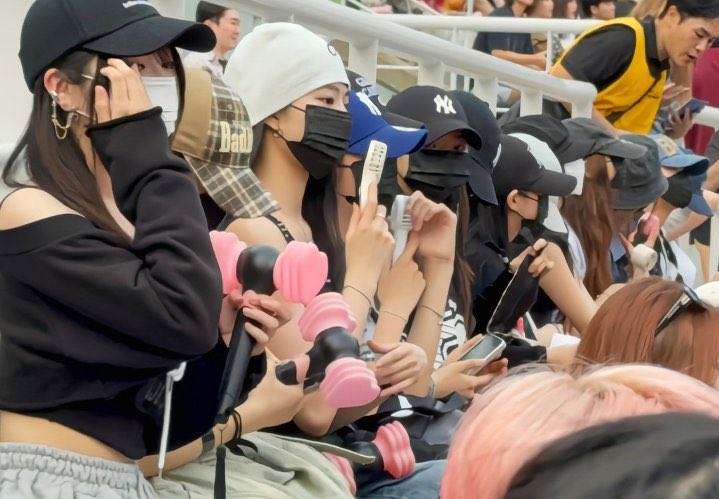 MONSTERSPICS's tweet image. YG FEMALE TRAINEE AT BLACKPINK CONCERT.

— YG ENT has many female and male trainees, besides ‘YG NEXT MONSTER’. YG Entertainment also plans to create their first JAPAN GIRL GROUP.